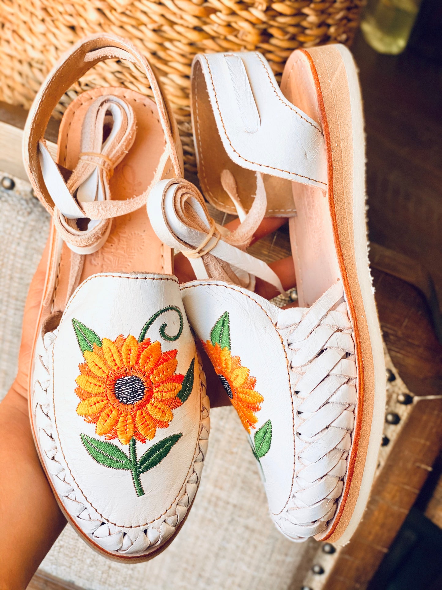 WHITE SUNFLOWER LACE-UP
