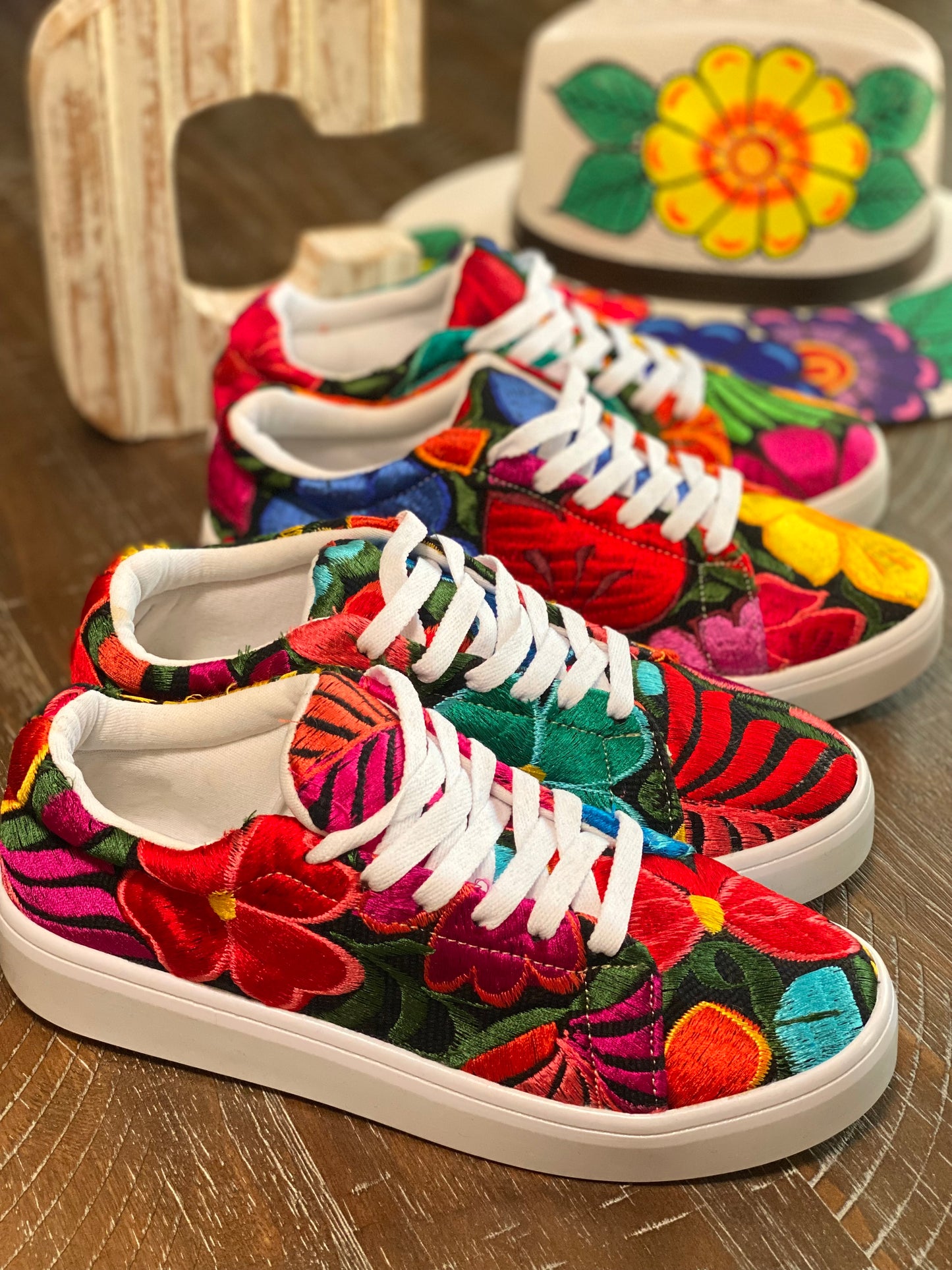 Chiapas embroidered sneakers (white/ rainbow)